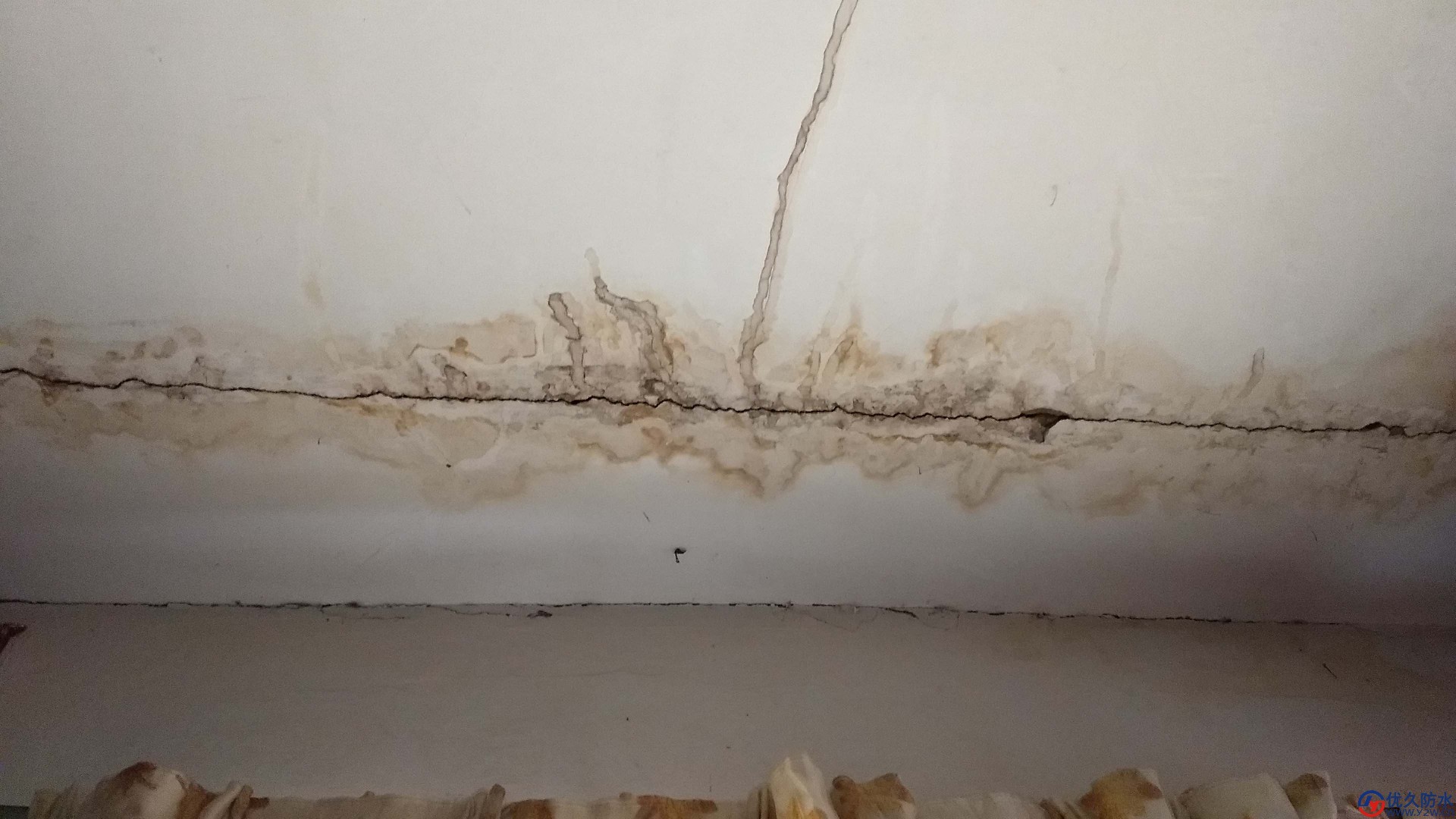 房顶裂缝漏水防水补漏 房顶裂缝漏水防水补漏