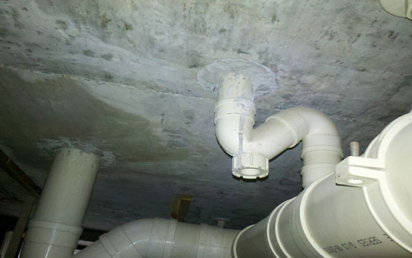 厕所漏水不砸地砖怎么处理 厕所漏水不砸地砖怎么处理
