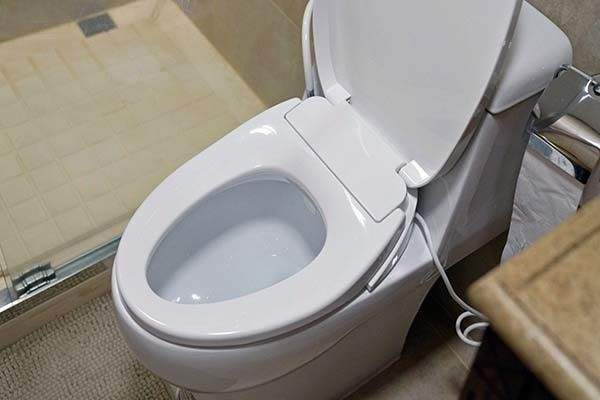 马桶底部渗水怎么办